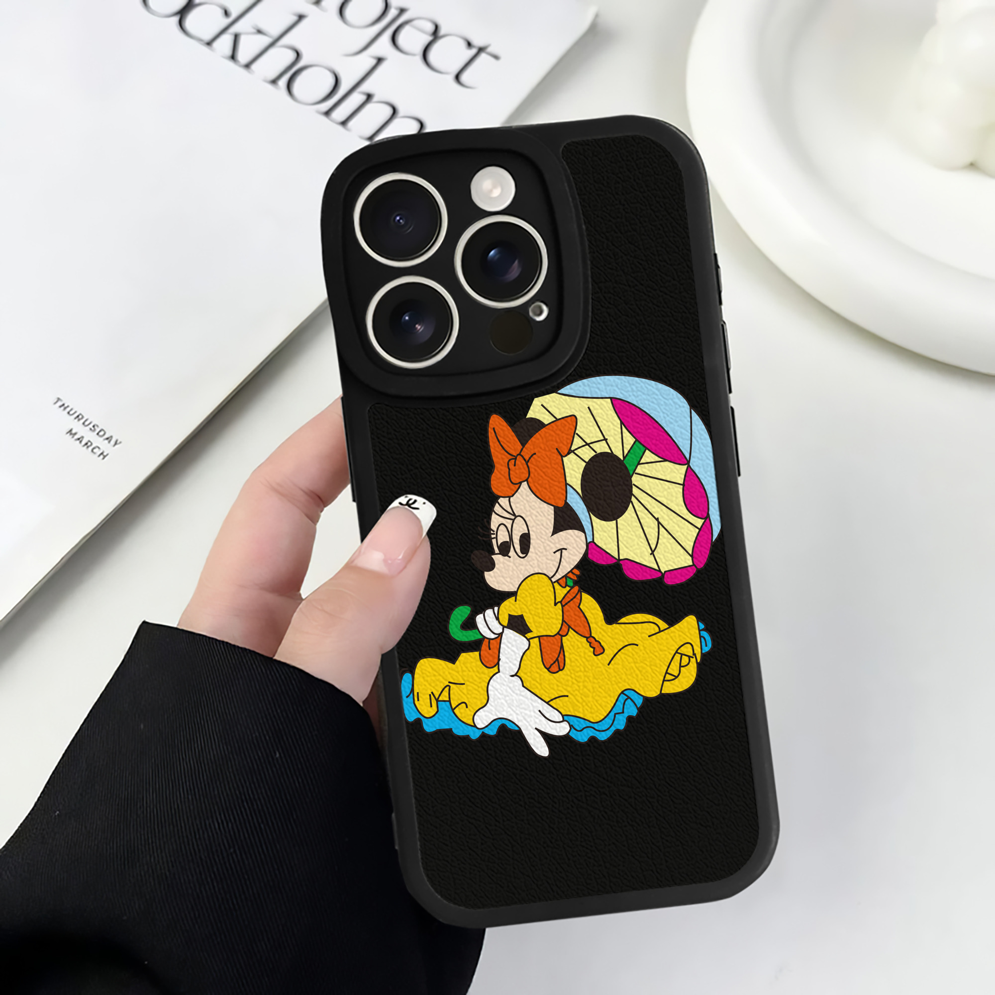 （画像用） ミッキーマウス Mickey Mouse 【iPhone 16シリーズ対応】シリコンスマホケース（レザー調） 材質：シリコン